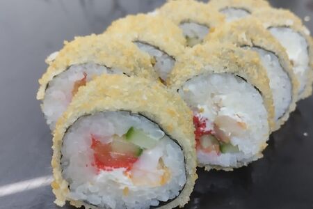Саке эби темпура ролл