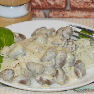Сердечки куриные в белом сливочном соусе