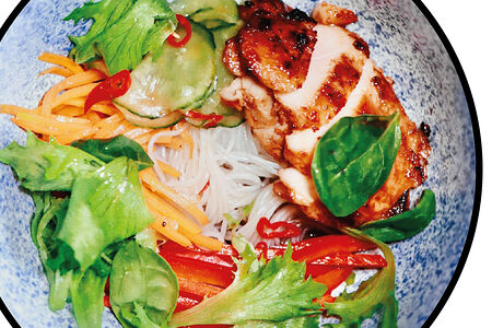 Теплый салат с фунчозой