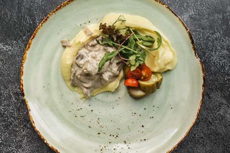 Бефстроганов с картофельным пюре