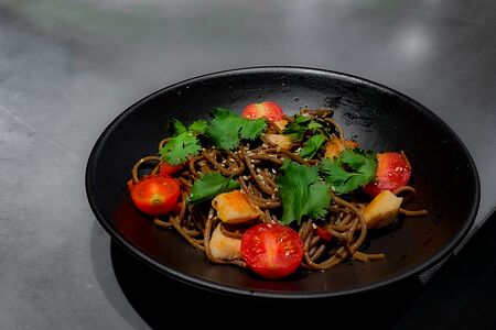 Гречневая лапша с курицей под соусом том ям