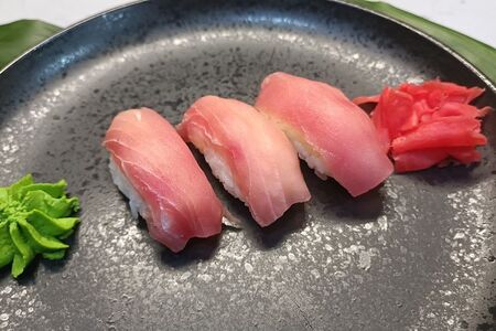 Суши с тунцом