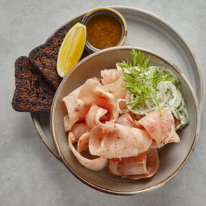 Строганина с фирменным соусом и хрустящими хлебом