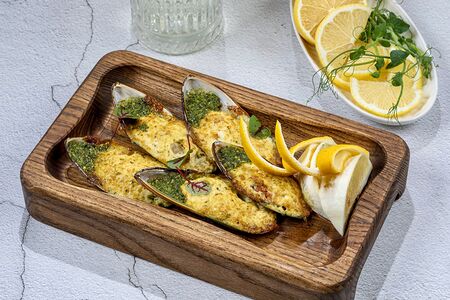 Мидии, запеченные с соусом Песто