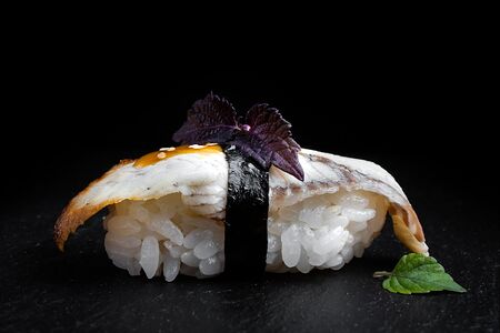 Суши с угрем