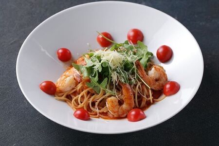 Спагетти с креветками и рукколой