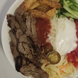 Донер из говядины на тарелке