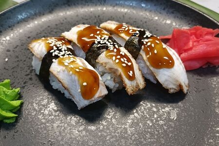 Суши с угрем