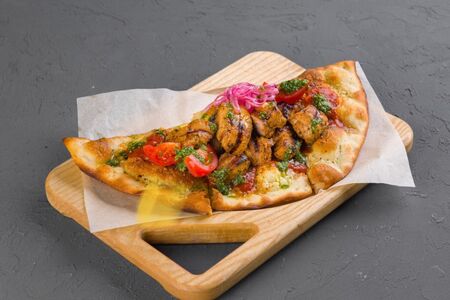 Cвинoй шашлык на итальянской фокачче