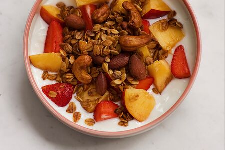 Гранола с сезонными фруктами