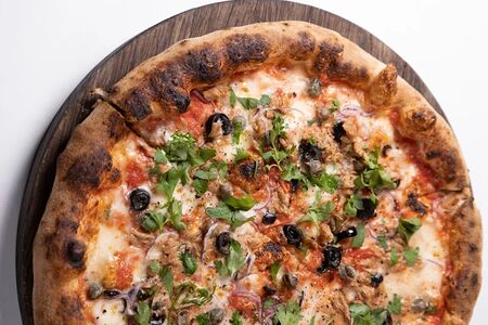 Пицца Pugliese с тунцом и красным луком