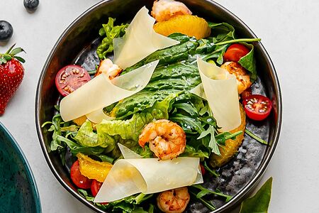 Салат с креветками и авокадо