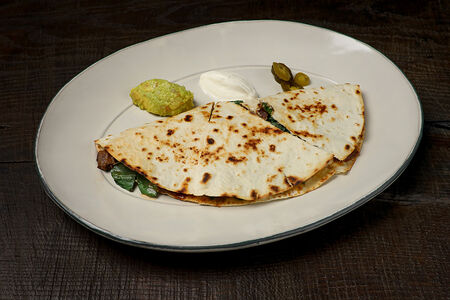 Кесадилья с говядиной, моцареллой и шпинатом