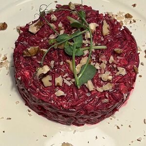 Свекла с орехами и чесноком