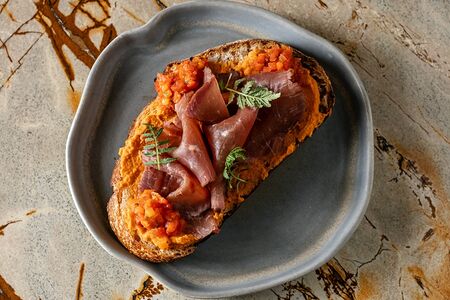 Тартин с папричным хумусом и говядиной татаки