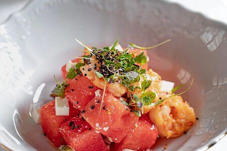 Арбуз с жареными креветками, овечьим сыром и тархуном