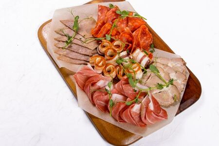 Ассорти из мясных деликатесов