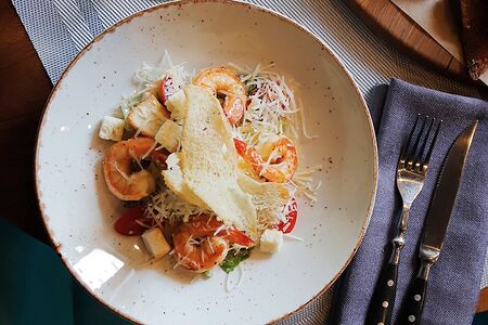 Цезарь с тигровой креветкой