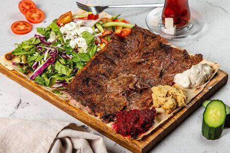 Дёнер с курицей на тарелке