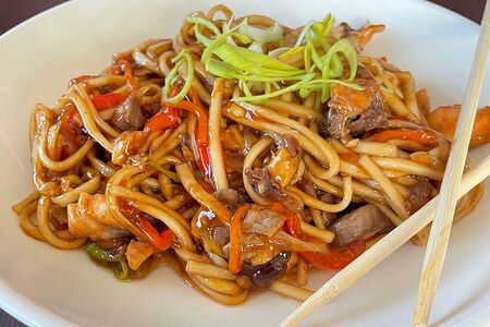 Удон с лососем и соусом терияки