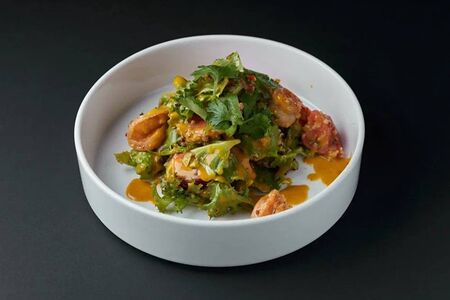 Салат с томатами, авокадо и креветками