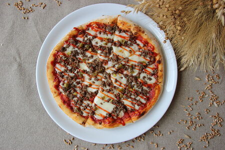 Пицца с говядиной и острым соусом