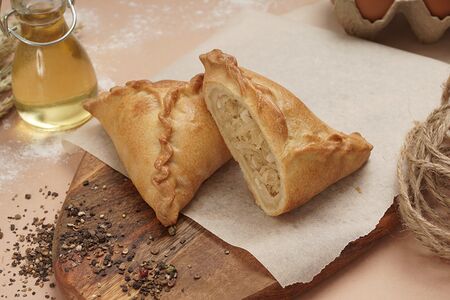 Пирожок с капустой и яйцом