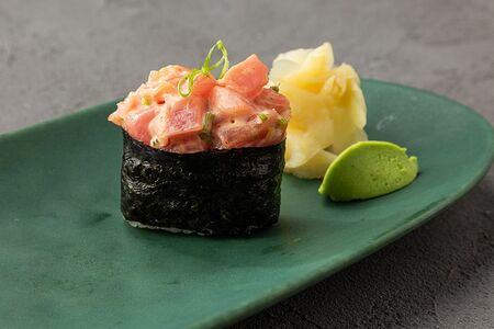 Острые суши тунец