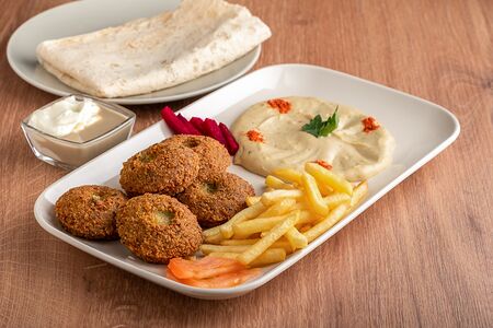 Фалафель на тарелке