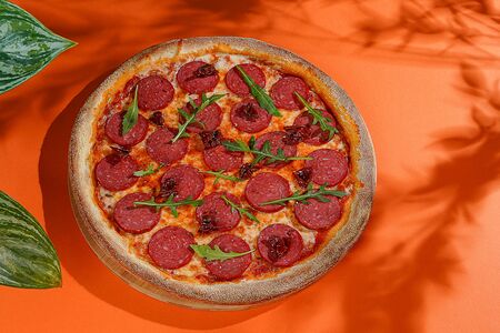 Пепперони с вялеными томатами и рукколой
