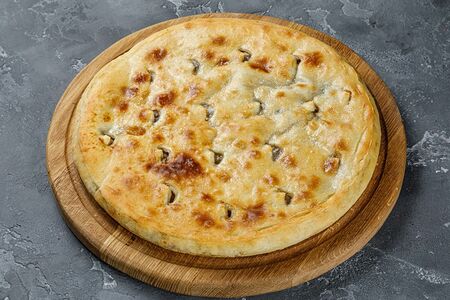 Закрытый пирог курицей, грибами и сыром