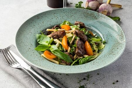 Теплый салат с печенью цыпленка