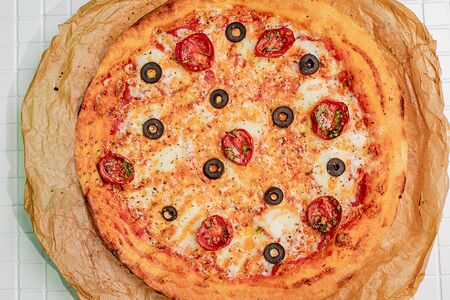 Пицца с моцареллой, маслинами и вялеными томатами