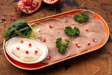 Язык отварной с хреном