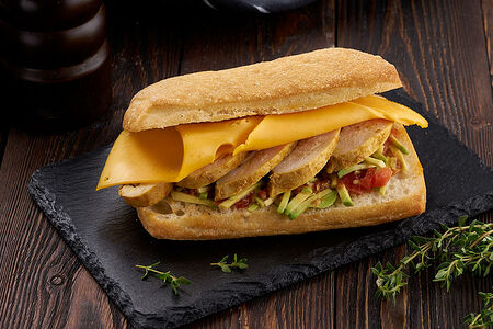 Сэндвич с курицей и авокадо