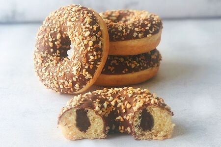 Донат с ореховой начинкой