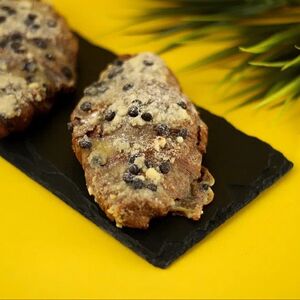 Круассан шоколадный с вишней