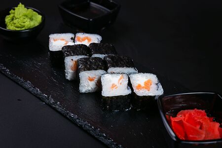 Ролл с сыром и лососем