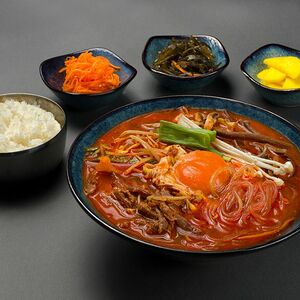 Суп Юккедян с говядиной и папоротником