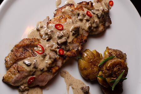 Стейк из cвинoй шеи с грибным соусом