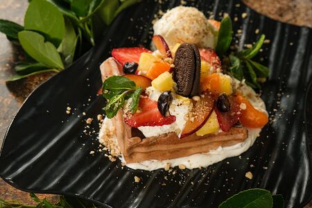 Шоколадная бельгийская вафля с фруктами