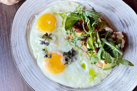 Яичница из двух яиц с брускеттой с авокадо и вялеными томатами