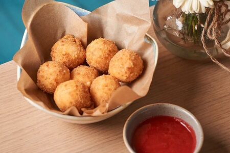 Сырные шарики с малиновым соусом