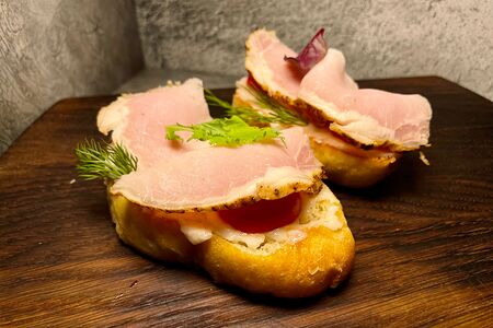 Брускетты с бужениной и хреном