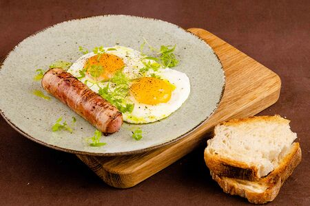 Глазунья из 2-х яиц с сосиской в беконе