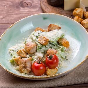 Салат Цезарь с курицей