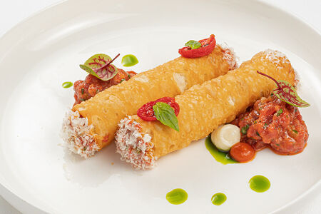 Хрустящие канноли с тартаром из говядины и соусом из пармезана