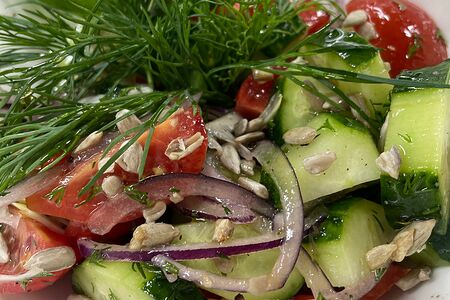 Салат с помидорами и огурцами в ароматном масле с редисом