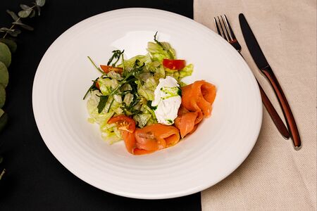 Салат с лососем и сырным муссом