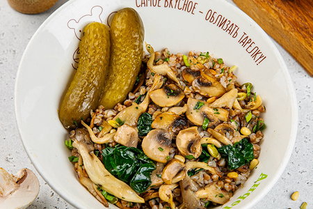 Гречневая каша со шпинатом, вешанками, тыквенными семечками, маринов. огурчик